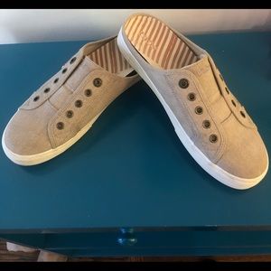TAOS slip on mule sneakers! SIZE 9.5 (runs small)